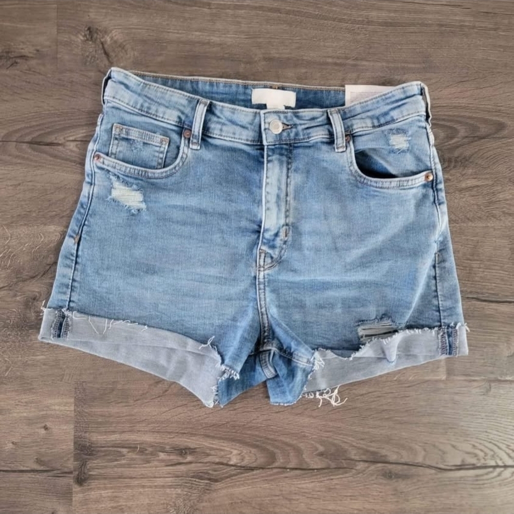 H&M Light Blue Distressed Denim Shorts Mom Fit Size 10 NWT